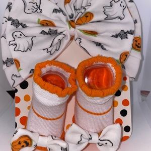 Halloween infant bow and sock set